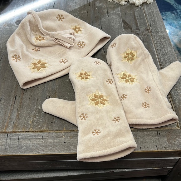 Outbrook Cream snowflake beanie cap and matching gloves - Picture 1 of 6